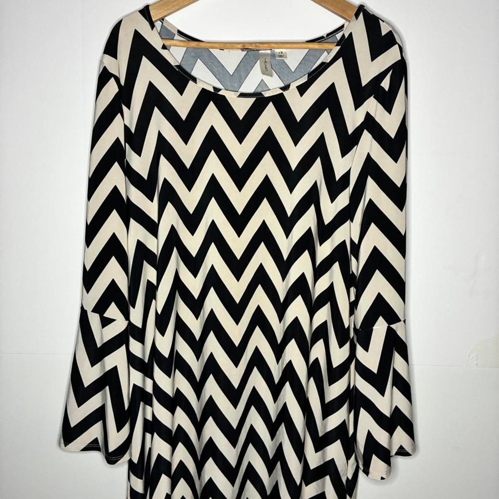 Tactra black and cream chevron print blouse